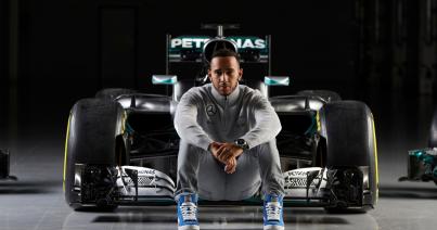 Hamilton nyerte az izgalmas barcelonai futamot