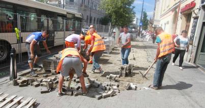 Szűkítik a járdát a Főtéren