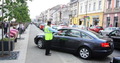 „Bújócskázhat” a szabálytalanul parkoló sofőrökkel a rendőrség