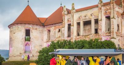 Esős nyitónap az Electric Castle fesztiválon
