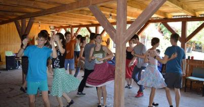 Nyári Téka-táborok: nyelvtanulás, tánc, kézművesség, művészet