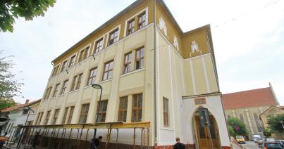 Levetette leplét az Apáczai-líceum