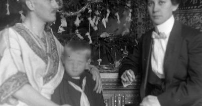 Képgyűjtés Száz év karácsonya címmel