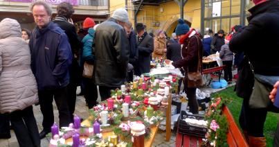 Adventi ünnepség és sokadalom