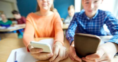 Nem tarthatják maguknál többé az órákon mobiltelefonjaikat a diákok