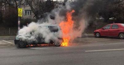 Kigyulladt egy személygépkocsi a Fenesi úton