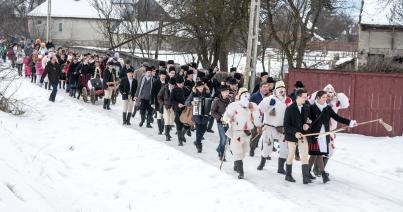 Székelyföldön búcsúztatta a farsangot a bukaresti brit, amerikai, belga és magyar nagykövet