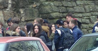 VIDEÓ - Füstfelhő dohányzó diákok cigarettájából