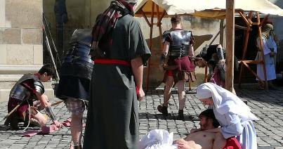 Katolikus ifjak interaktív passiója a Karolina téren