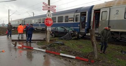 Vonat ütközött személygépkocsival, egy nő megsérült
