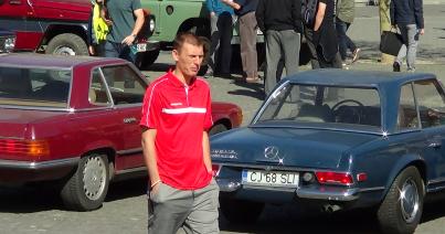 VIDEÓ - Veterán autók lepték el a Főteret