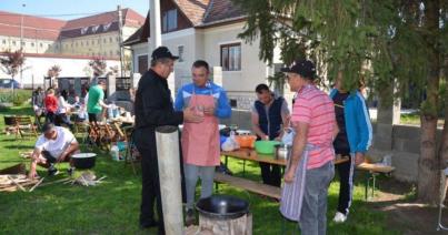 Jó hangulatú gulyásfőző verseny Nagyenyeden