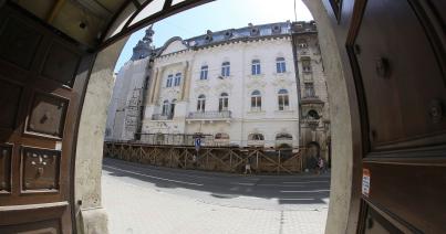 Reményt keltő: tatarozzák  a Continental homlokzatát