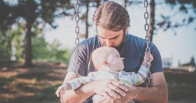 Apaforradalom anyák napján: a gondoskodás férfias ösztön