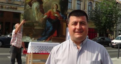 VIDEÓINTERJÚ - Első ízben helyeznek el közterületen oltárokat az úrnapi körmenet előtt