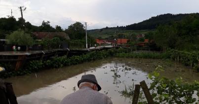 Árvízhelyzet: halálos áldozatok, elmosott utak és hidak