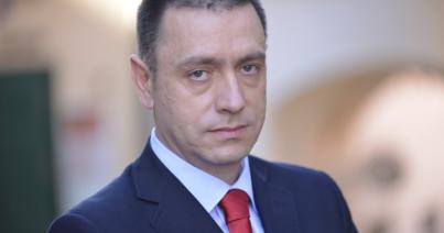 Lemondásra szólították fel a védelmi minisztert