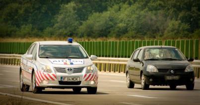 Drogfogyasztó gépkocsivezető az autópályán