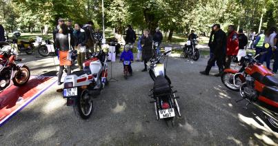 Régi motorok seregszemléje a Sétatéren