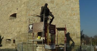 VIDEÓ - Restaurálják Baba Novac szobrát. Visszakerül a magyargyűlölő szövegrész?
