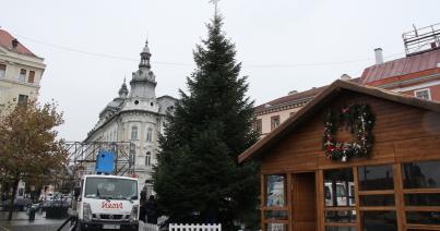 Mégis áll a nagy karácsonyfa a Főtéren