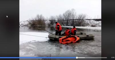 VIDEÓ - Kimentenek egy kutyát a Szamosból. Beszakadt alatta a jég
