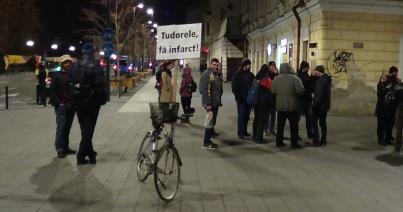 Másfél ezren tüntetnek a kormány ellen Kolozsváron