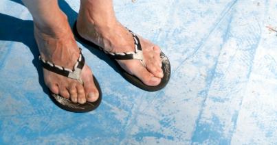 Büntetik a Cinque Terrét strandpapucsban látogató turistákat