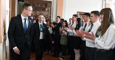 Szijjártó: a magyarságnak nemzeti identitásához, hitéhez ragaszkodó közösségként van jövője