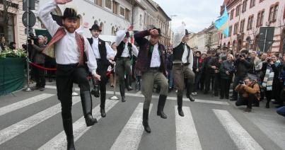 Megkoszorúzták a megújult Petőfi-emléktáblát