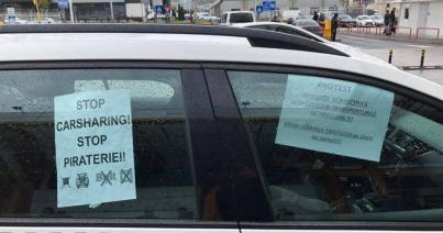 Az autómegosztás és az Uber ellen tiltakozott néhány taxis a repülőtéren