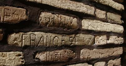 Megszigorítják a Colosseum őrzését, miután egy magyar turistát kaptak vandalizmuson