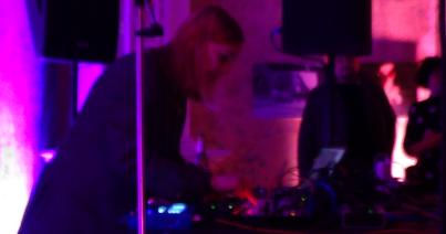VIDEÓ - Gudrun Gut zenei performansza
