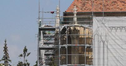 Kőelemeket faragtak újra a Szent Mihály-templomon