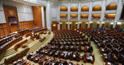 Csaknem üres parlament előtt  olvasták fel a bizalmatlansági indítványt