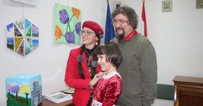 Kislányművész és gyerekkönyvek: ne tartsuk távol a gyerekeket a kultúrától!