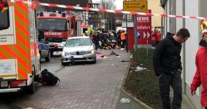A tömegbe hajtott egy autós egy németországi farsangi felvonuláson