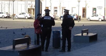 VIDEÓ - Plakátolni kívánó hölgyet igazoltatnak a Főtéren