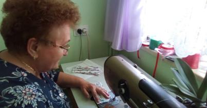 Tűvel, cérnával és hittel küzdenek  Kalotaszegen a járvány ellen
