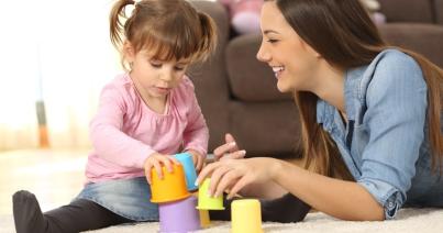 Jó hír a kisgyerekes családoknak: közvitán a daduspótlék