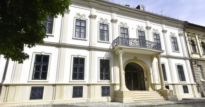Látható már a Karolina téren a Mikes-palota felújított homlokzata