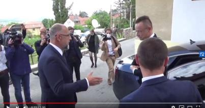 VIDEÓ - Kézfogással üdvözli egymást Kelemen Hunor és Szijjártó Péter