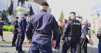 Főtéri koszorúzás „szurkolókkal”, csendőri segédlettel