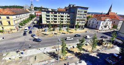 Elkezdték a Béke téri fák ültetését