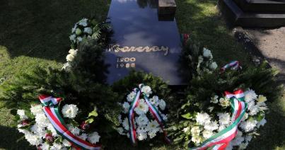 Koszorúzással és kiállítással emlékeztek Barcsay Jenőre Budapesten
