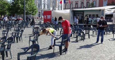 VIDEÓ - TIFF - Pontosan lemérik a székek közötti távolságot a Főtéren