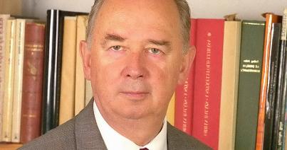 Elhunyt Vekov Károly történész, egyetemi tanár