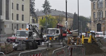 Megérkeztek a Béke tér új villanyoszlopai