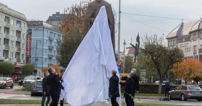 Marosvásárhelyen felavatták Bethlen Gábor egész alakos szobrát