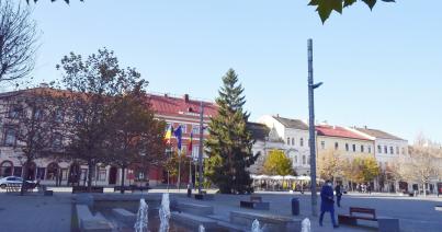 Áll a vásárkárpótló főtéri karácsonyfa